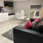 Amazing Central High Street Self Contained Apartments By Syl