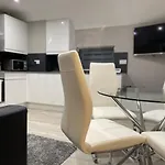 Amazing Central High Street Self Contained Apartments By Syl