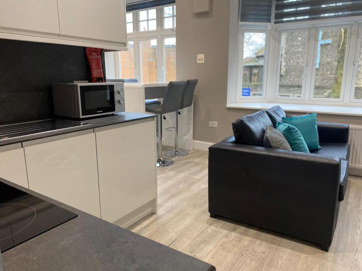 Amazing Central High Street Self Contained By Syl Apartment