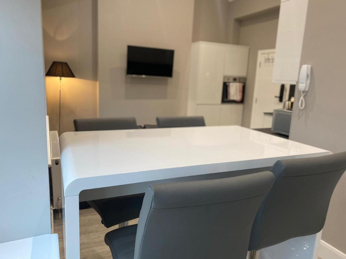 Amazing Central High Street Self Contained By Syl Apartment